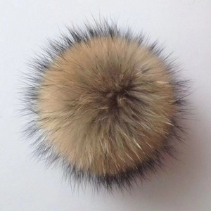Détail d'un pompon en fourrure naturelle de renard avec texture douce et poils longs