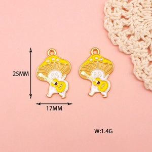Détails d'un pendentif champignon en émail jaune avec dimensions de 25 mm de haut et 17 mm