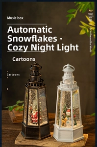 Dettaglio del carillon a forma di faro con neve automatica e luce notturna a LED