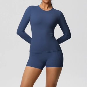 Détail de l'ensemble de yoga bleu marine avec haut à manches longues et short moulant