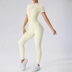 Combinaison de yoga à manches courtes jaune crème avec col montant et zip frontal