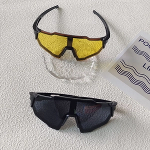 Détail de lunettes de cyclisme pour enfants avec verres noirs et jaunes pour le sport