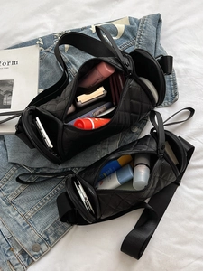 Gesteppte schwarze Zylindertaschen in zwei Größen auf weißem und blauem Hintergrund