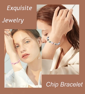 Exquisites Splitterarmband mit Rosenquarz und Natursteinen auf warmem Collagen-Hintergrund
