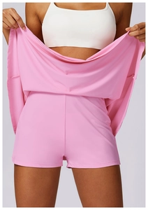 Vue détaillée du short intérieur et des couches de cette jupe de sport rose vif