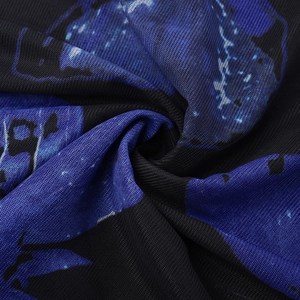 Dettaglio del tessuto in mesh floreale con motivi astratti blu e trama morbida