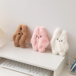 Mini porte-monnaie lapin en peluche marron rose et blanc sur étagère blanche