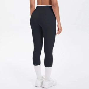 Détail du legging de yoga taille haute avec bordure blanche et effet push-up fessier