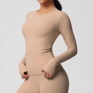 Détail des passe-pouces et du tissu élastique sur le haut de yoga manches longues nude