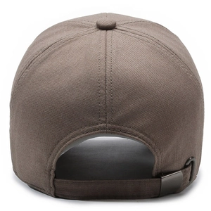 Vista posteriore cappello da baseball in cotone marrone con chiusura in metallo