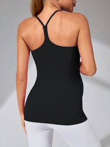 Detailansicht eines schwarzen, gerippten Yoga-Tops mit eleganten Y-förmigen Trägern