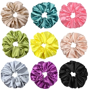 Set aus 9 farbenfrohen Satin-Haargummis in verschiedenen Nuancen auf weißem Grund