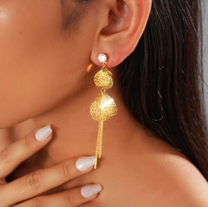 Détail de boucles d'oreilles feuilles à pampilles dorées 18k avec zircon