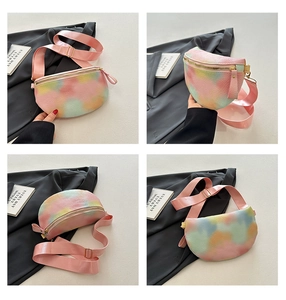Detail of pink gradient crossbody bag with lychee texture and adjustable wide strap