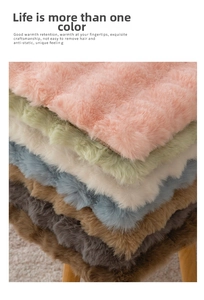Pila di cuscini colorati in peluche con texture morbida e strati spessi di pelliccia