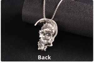 Vue macro du dos métallique texturé d'un pendentif de collier punk à tête de mort
