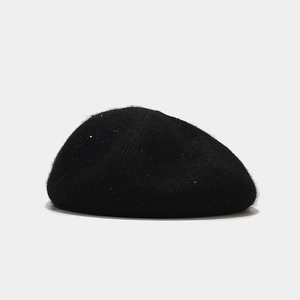 Détail du béret noir en poils de lapin orné de paillettes argentées et texture tricotée