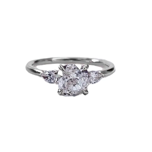 Klassieke zilveren ring met grote peervormige zirkoon en zijstenen in druppelvorm