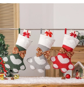 Vue détaillée des chaussettes de Noël en tricot patte de chien avec nœuds marrons