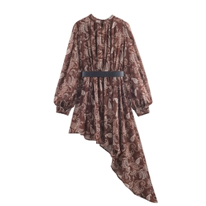 Abito bohémien in chiffon con stampa paisley, maniche a lanterna, cintura e orlo asimmetrico