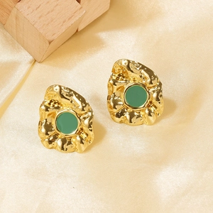 Orecchini a perno vintage placcati oro 18k con texture irregolare e smalto verde
