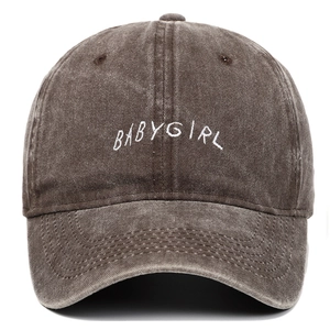 Détail de la broderie BABYGIRL sur une casquette en coton délavé vintage marron foncé