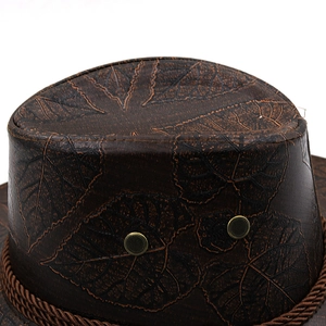 Detailaufnahme brauner Western-Cowboyhut mit Blattprägung und geflochtenem Hutband