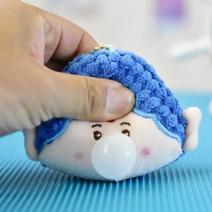 Primer plano de un lindo colgante de peluche con textura azul y detalle de burbuja