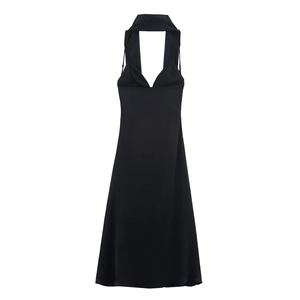 Élégante robe midi noire en satin avec col licou et coupe trapèze minimaliste au fini soyeux