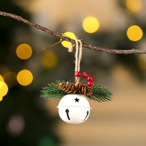 Détail de cloche de Noël rustique avec pommes de pin, baies rouges et corde en jute