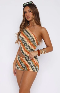 Détail de l'ensemble de plage en maille crochetée avec motifs ondulés et haut asymétrique