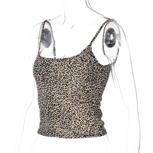 Dettaglio del crop top leopardato con spalline sottili e taglio aderente chic