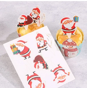 Detailaufnahme von Weihnachtsmann-Cupcake-Toppern mit Merry Christmas-Text zum Backen