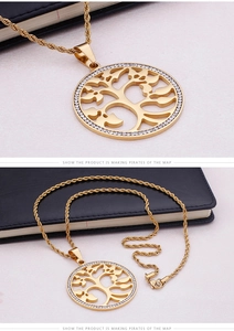 Détail du pendentif Arbre de Vie doré avec cristaux et chaîne maille torsadée