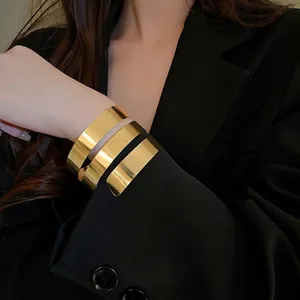 Bracciale rigido geometrico dorato multistrato minimalista con finitura lucida