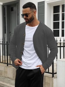 Détail de la maille torsadée gris foncé et des boutons sur le cardigan col V pour hommes