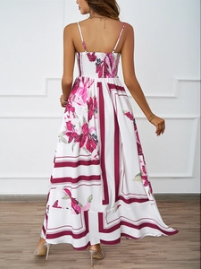 Détail de la robe fleurie dos nu avec de fines bretelles et un laçage élégant au dos