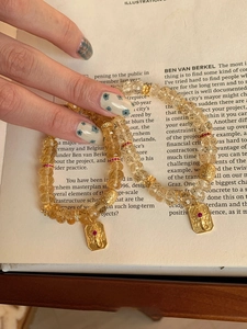 Vue macro de perles en zircon et pendentif Ganesha sur des bracelets élégants