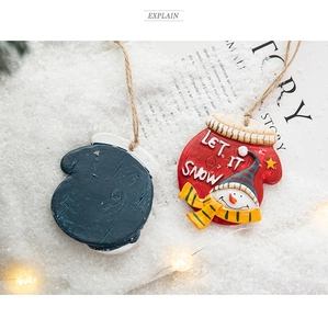 Détail de mitaines de Noël en résine avec motif bonhomme de neige et texte Let It Snow