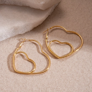 Eleganti orecchini a doppio cuore in oro con un design metallico minimalista per donna