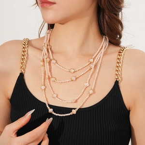 Vue détaillée du collier de perles roses multicouche avec fleurs et fermoir doré