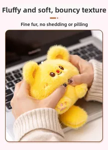 Gros plan d'une peluche douce montrant sa texture élastique, moelleuse et souple