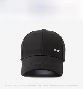 Vista dettagliata del cappellino da baseball nero con placca metallica argentata laterale