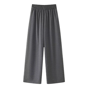 Détail du pantalon large gris foncé à rayures avec une taille élastique confortable