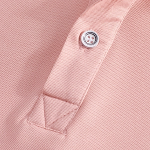 Detailansicht von Kragen und Knopfleiste des rosa Polo-Shirts mit Baumwollgewebe