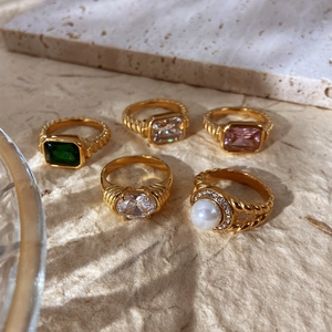 Detailaufnahme von Vintage 18K vergoldeten Ringen mit bunten Zirkonia und Perlenbesatz