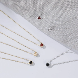 Minimalistische Herz-Edelsteinkette in Gold und Silber mit mehrfarbigen Steinen