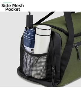 Détail de la poche latérale en filet du sac de sport contenant une gourde et un parapluie