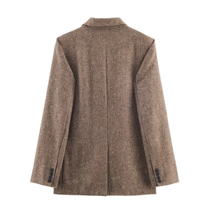 Vue arrière d'un blazer classique en laine mélangée à chevrons marron pour femme hiver 2025