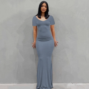 Vista frontal del vestido largo ajustado gris azulado con cuello redondo y dobladillo sirena